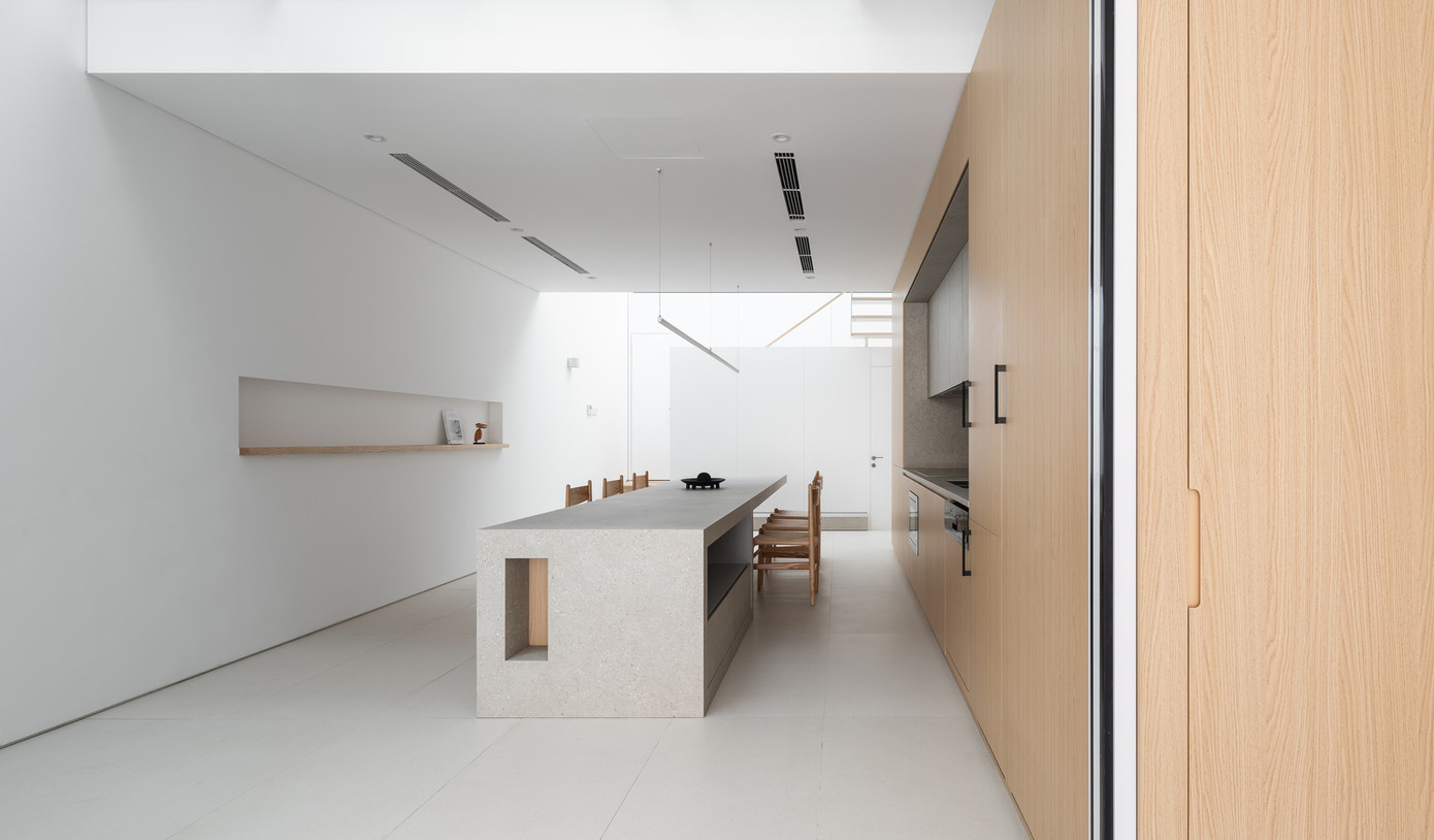 Ngôi nhà cách Vịnh Hạ Long 300m, nơi có khí hậu ven biển với hai mùa rõ rệt: mùa đông và mùa hạ. Nhiệt độ thay đổi nhiều giữa các mùa, cùng lượng lớn ánh sáng mặt trời và gió biển mát lạnh thổi quanh năm.