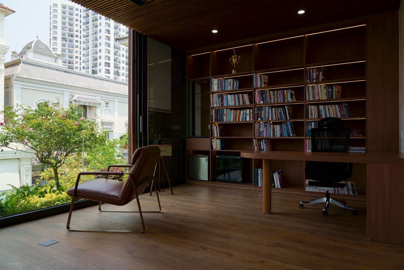 Phòng đọc sách lấy ánh sáng tự nhiên từ cửa kính trong suốt.