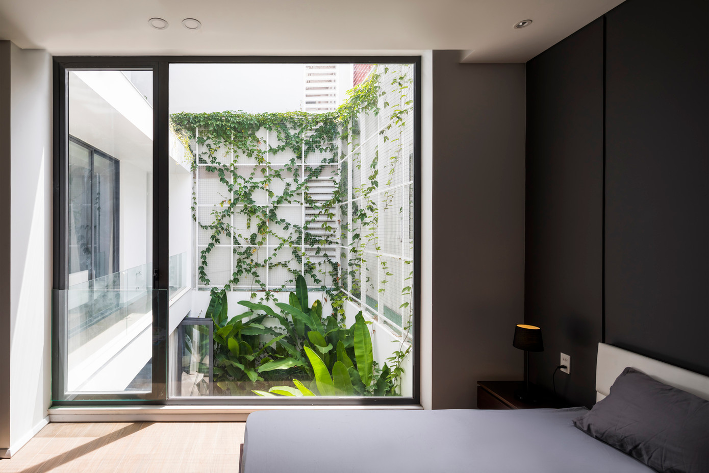 Phòng ngủ tràn ngập ánh sáng, khiến không gian thêm ấm áp.