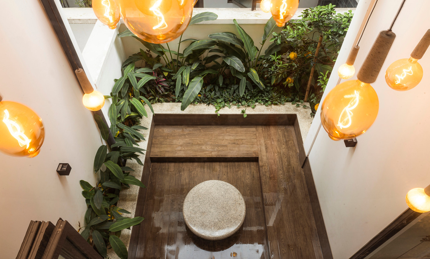 Từ trên tầng 2 có thể nhìn xuống khu vườn tầng 1. Từ trên tầng 2 có thể nhìn xuống khu vườn tầng 1.