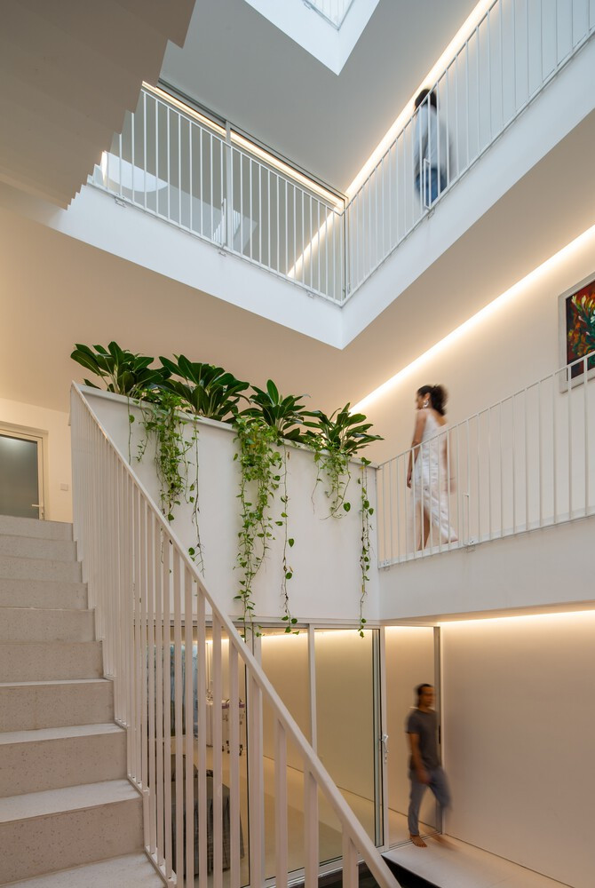 Giếng trời, ao làm mát, gác lửng, không gian bên trong mở mang đến sự thông gió thụ động.