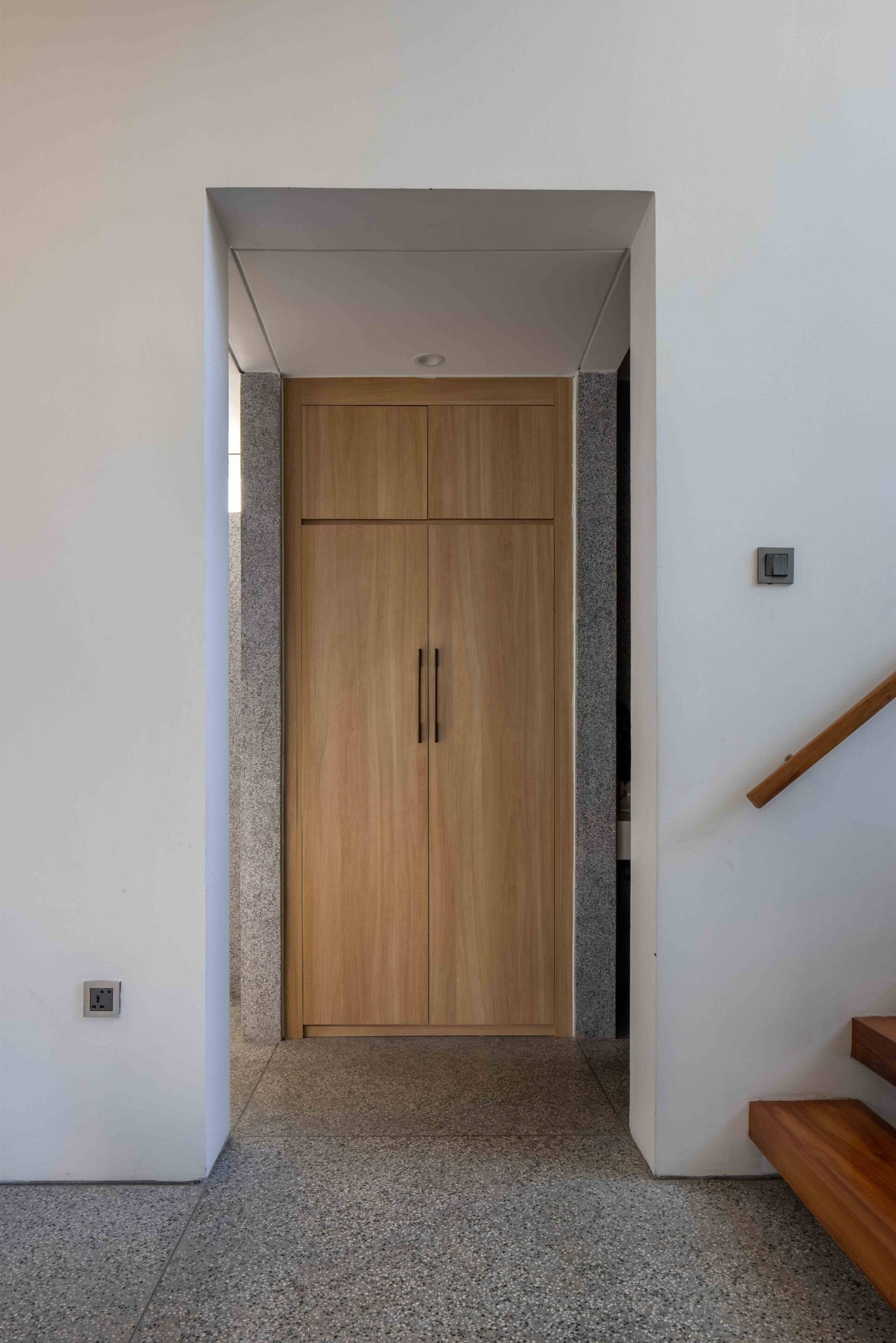 Ngôi nhà thông thoáng với các khoảng mở.