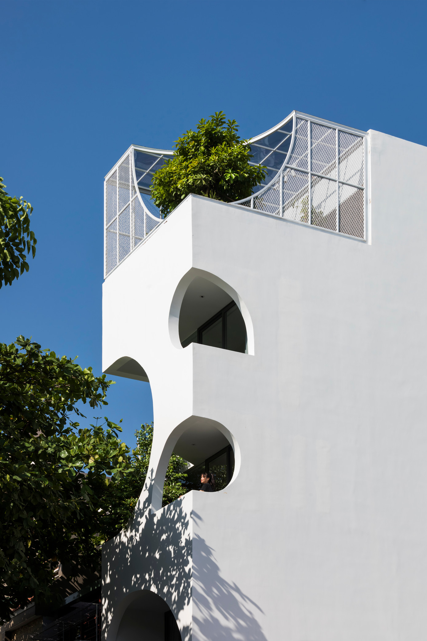 Những đường cong khiến ngôi nhà có diện mạo mặt tiền đặc biệt.