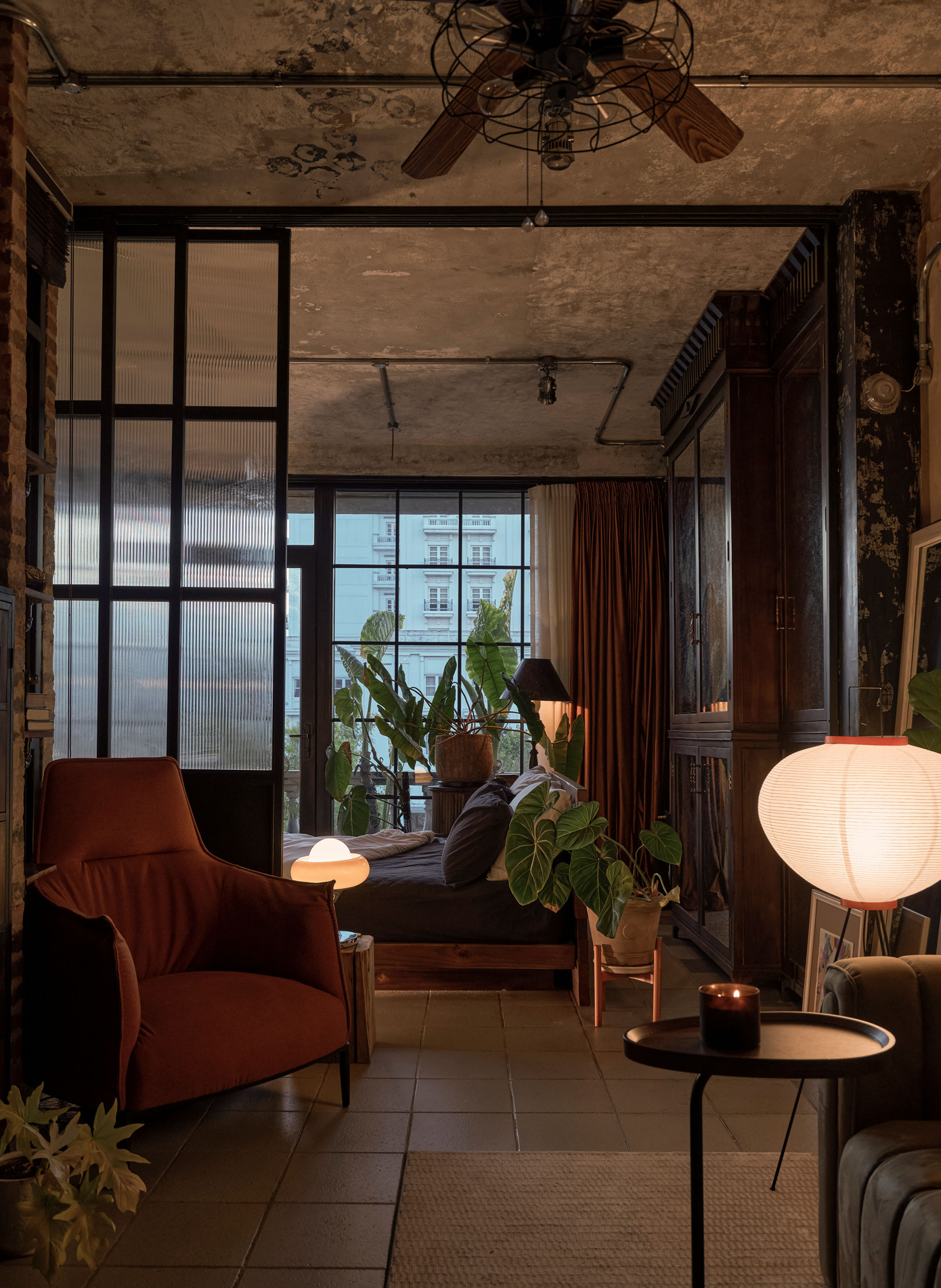 Những chiếc đèn vàng tạo điểm nhấn trong phong cách thiết kế nhà xưởng công nghiệp.