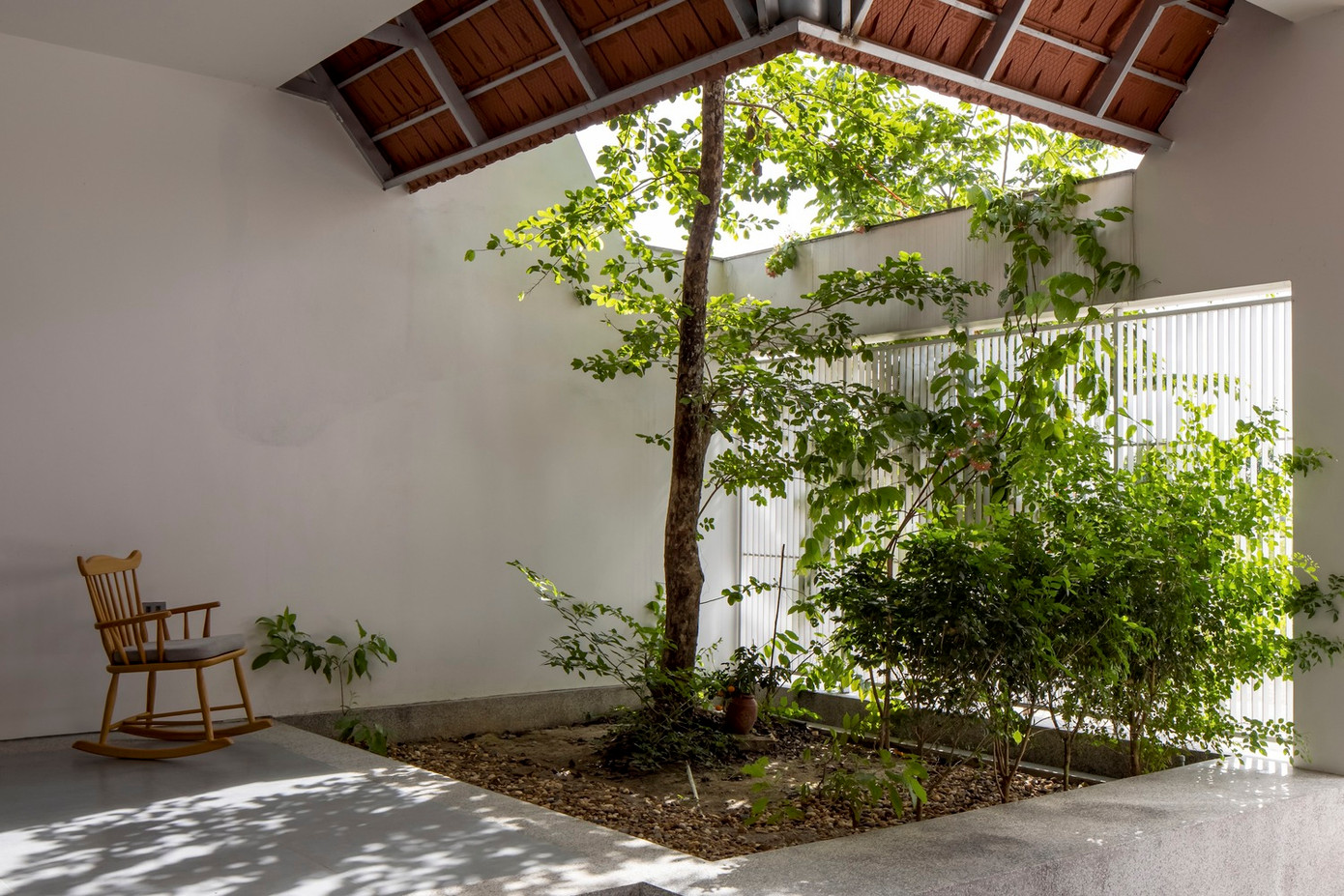 Tất cả những hiên nhà ở phòng khách và phòng ngủ đều được phủ mái ngói bằng đất nung, một dạng mái truyền thống ở vùng nông thôn Việt Nam.