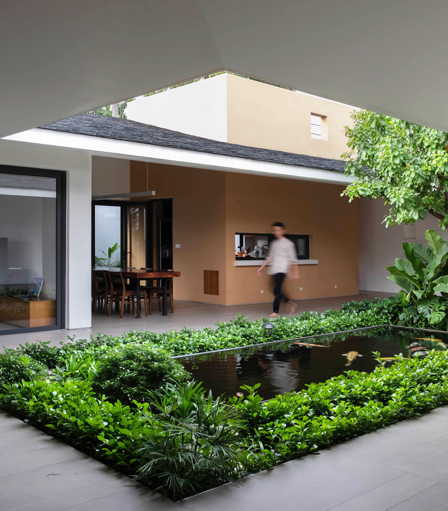 Không gian riêng tư xung quanh có thể nhìn và trực tiếp kết nối với không gian chung. Theo cách bài trí này, mọi người có xu hướng tụ tập ở không gian giữa nhà.