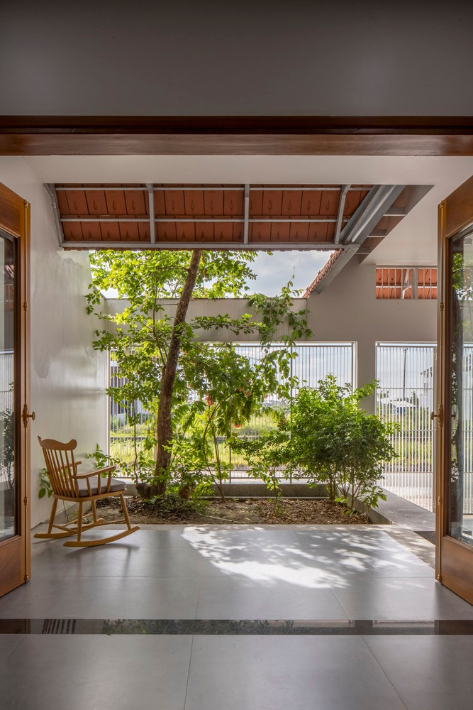 Tất cả những hiên nhà ở phòng khách và phòng ngủ đều được phủ mái ngói bằng đất nung, một dạng mái truyền thống ở vùng nông thôn Việt Nam.