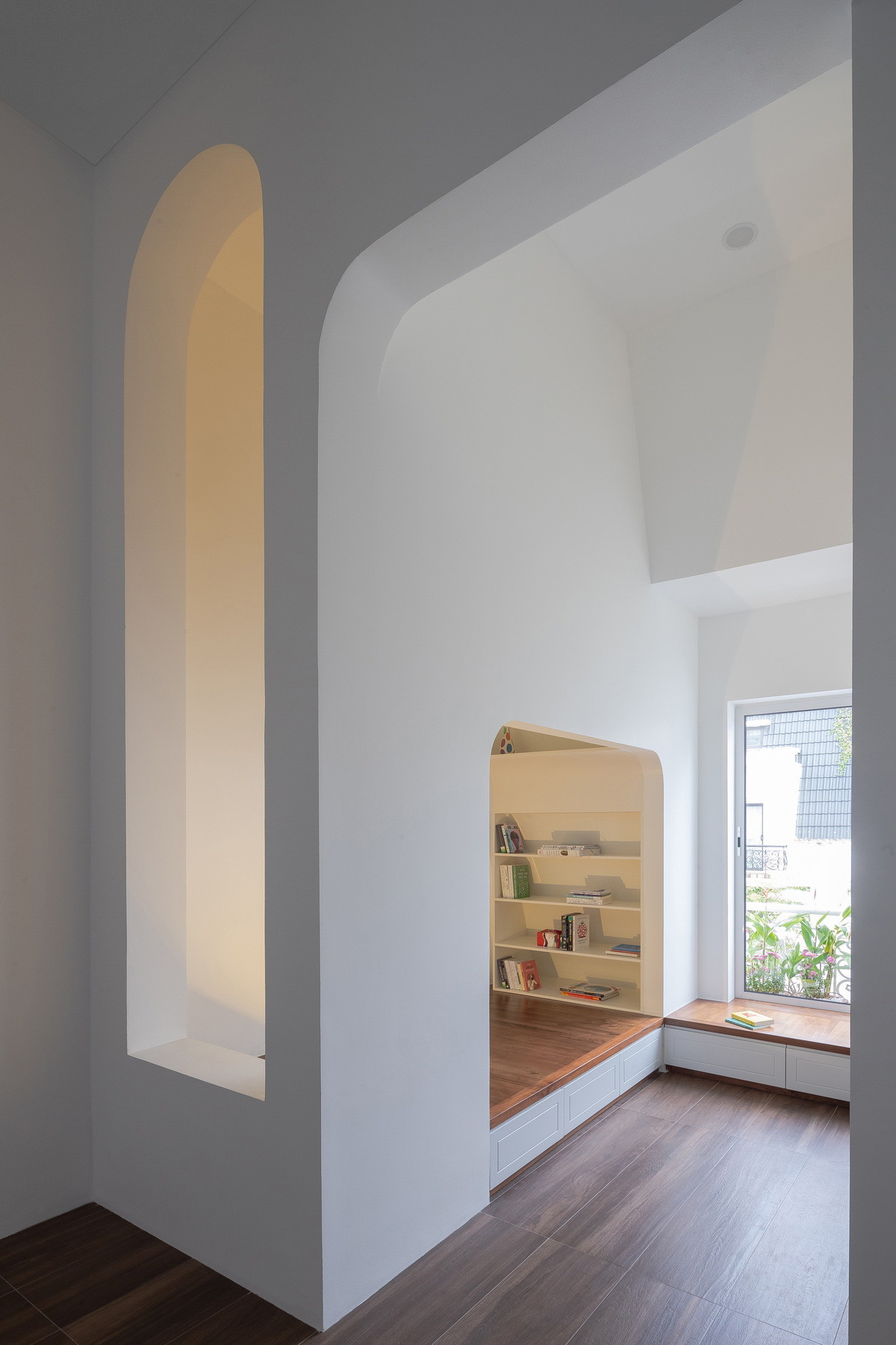 Các đường cong nhẹ nhàng, uyển chuyển.