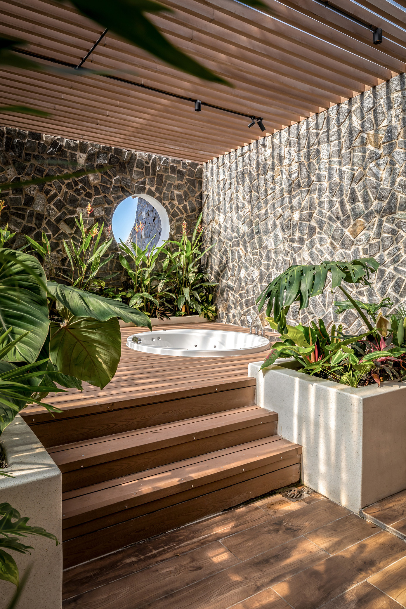 Bể sục thư giãn cũng nằm bên dưới mái nhà kho xưởng.