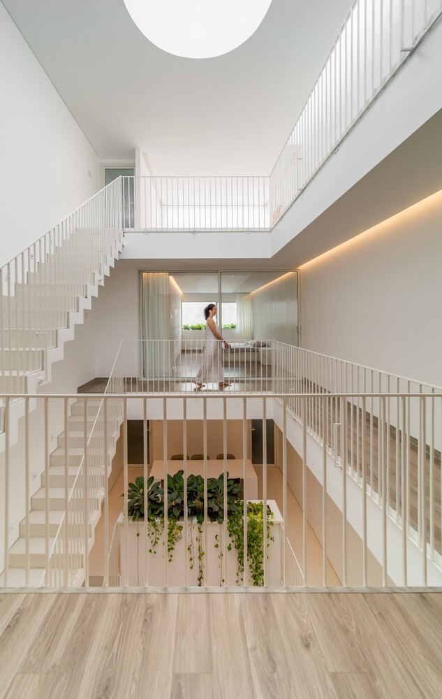 Mặc dù bị giới hạn bởi diện tích nhỏ, không gian sống được thiết kế mở và thoáng khí với ít tường hơn. Ý tưởng thiết kế là tạo ra một con đường cho phép người dùng tản bộ từ nơi này đến nơi khác, di chuyển lên, xuống và xung quanh giếng trời.