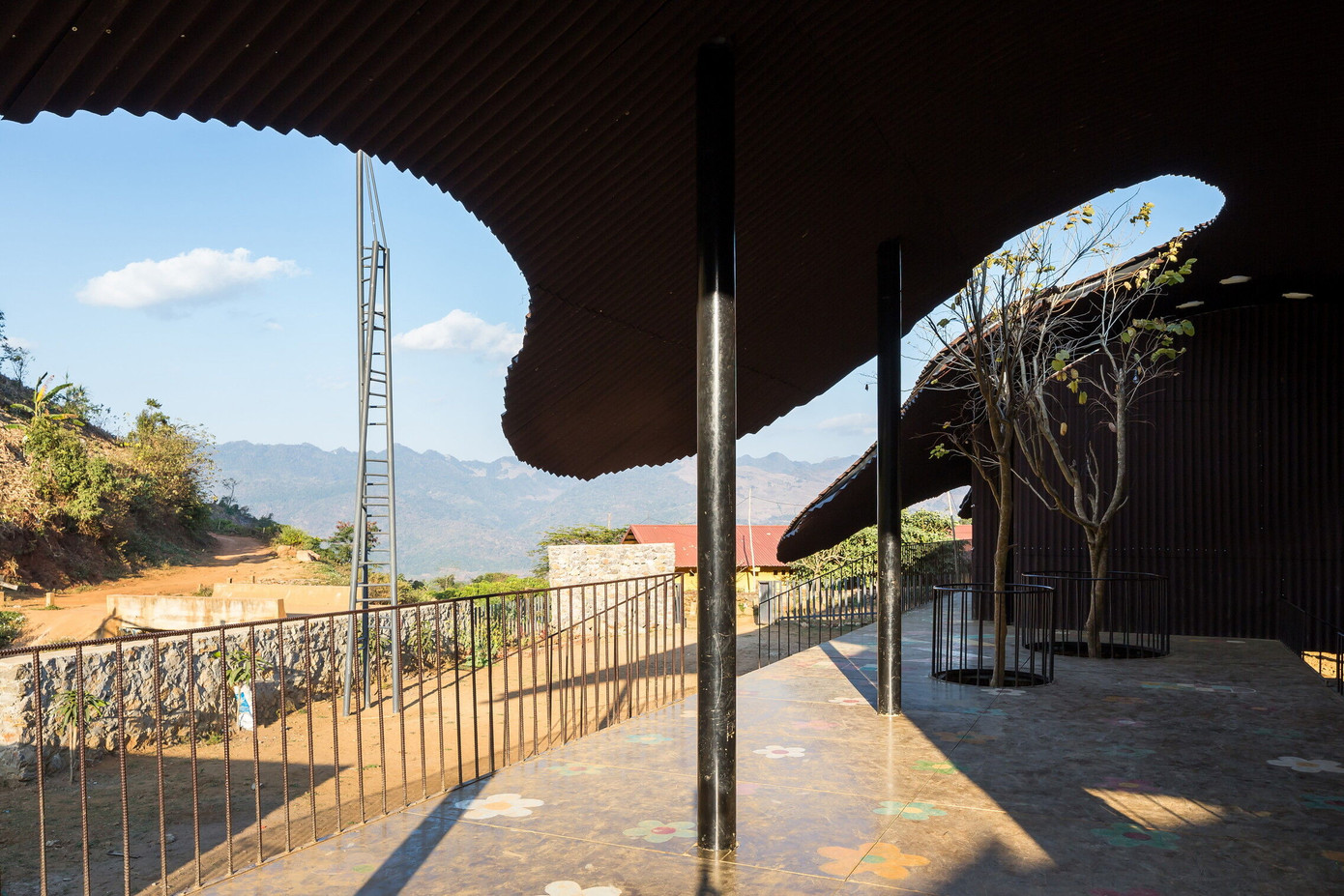 Sân trước của ngôi trường rộng rãi, đa chức năng.