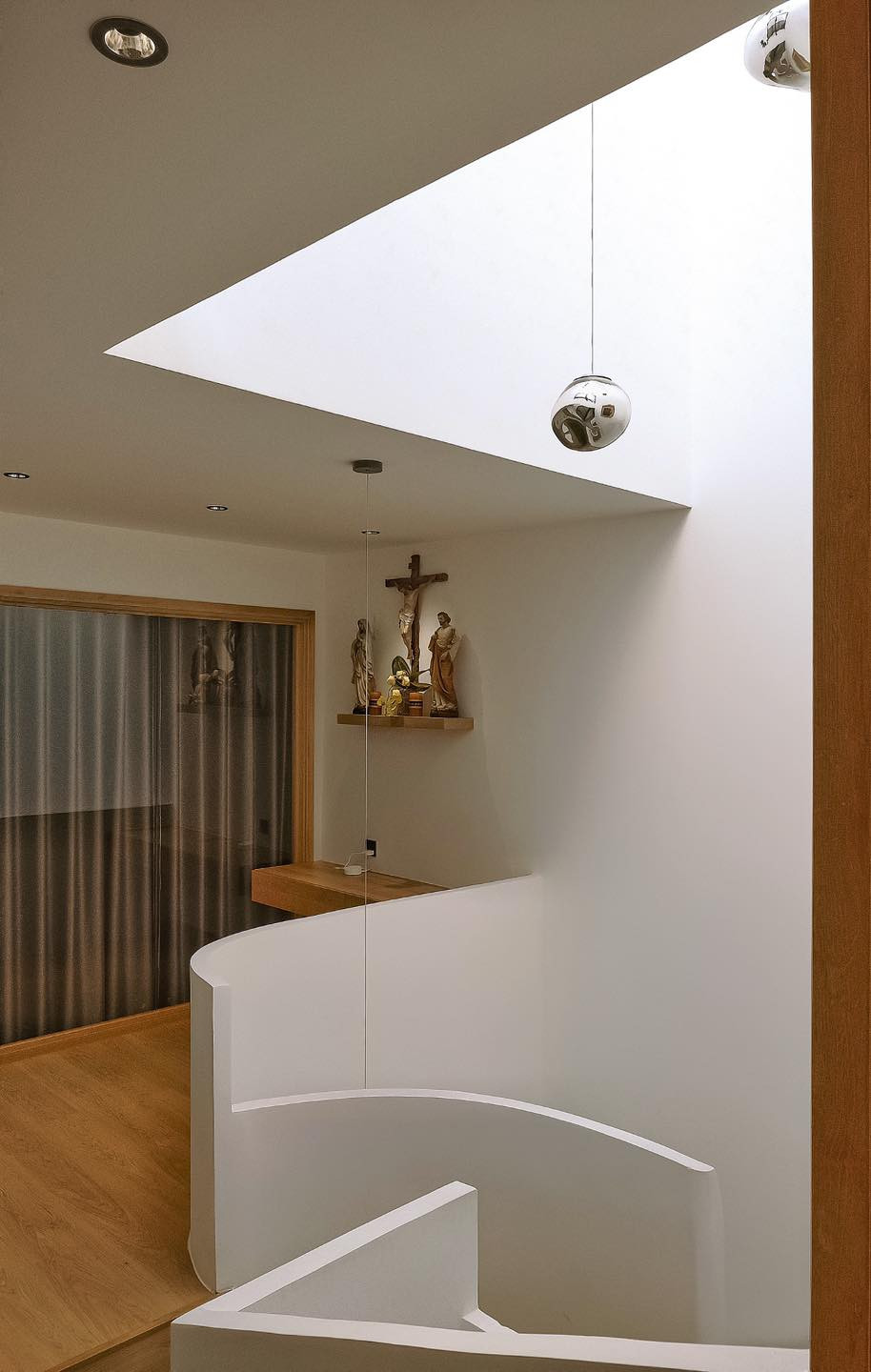 Những khoảng trống được tạo ra, đưa ánh sáng tự nhiên vào căn nhà.