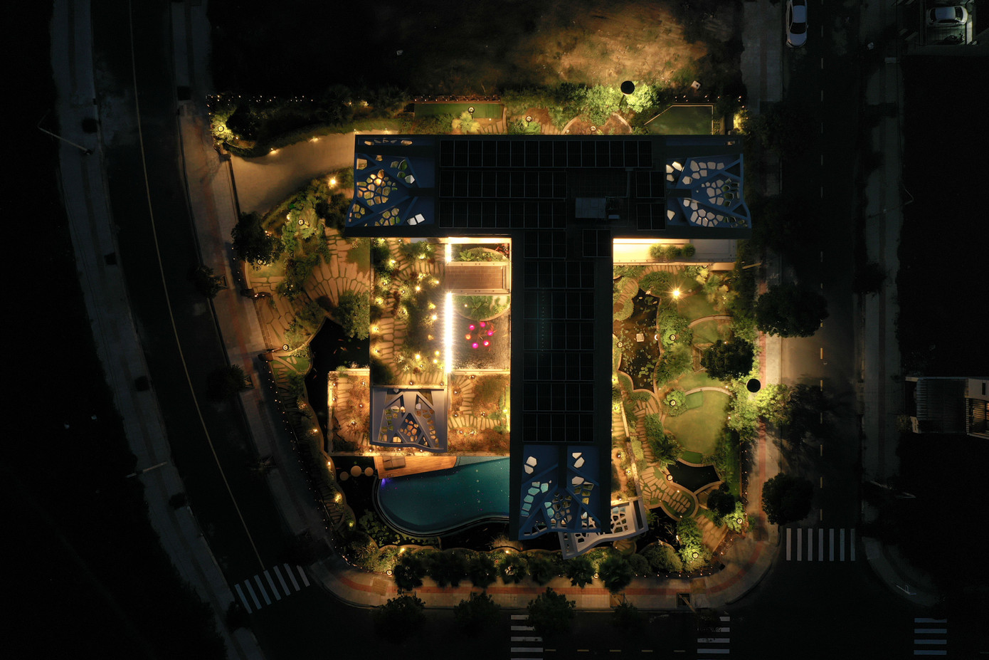 Công trình sử dụng hệ pin năng lượng mặt trời, tiết kiệm 30% chi phí tiêu thụ điện.