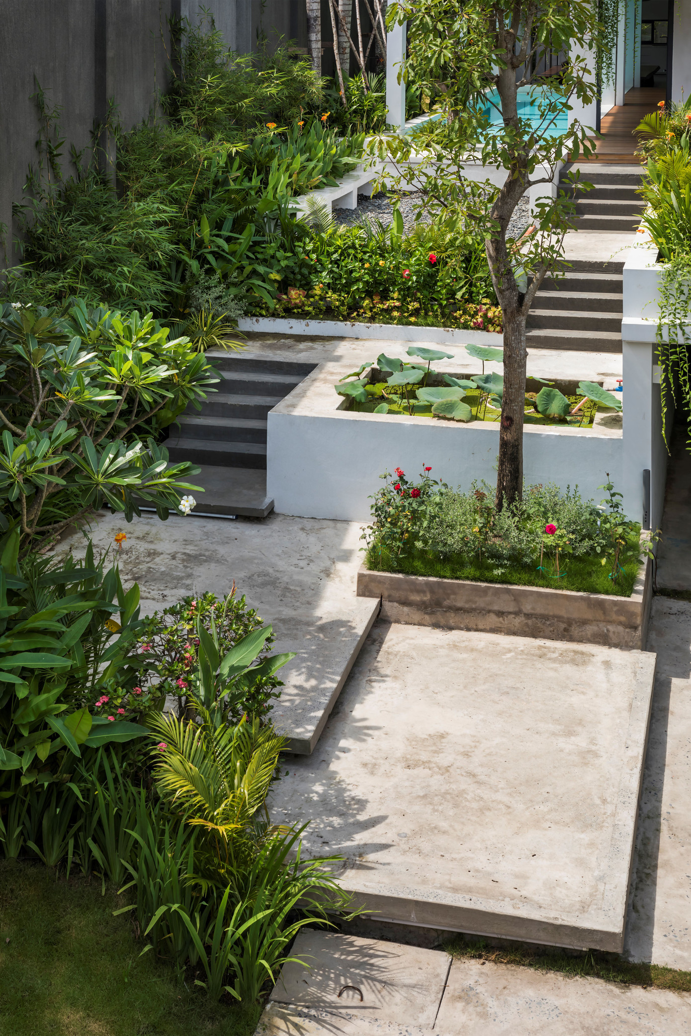 Khu vực sân vườn rộng rãi, có nơi vui chơi dành cho trẻ em.