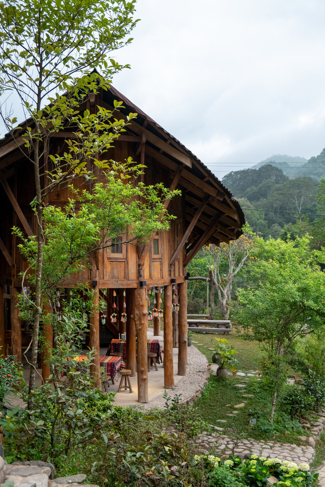 Hệ thống trụ tầng một hình thành từ 32 thân gỗ tự nhiên với đường kính 25-30cm. Gỗ được lột vỏ, giữ hình dáng tự nhiên, mà không qua quá trình gia công, tạo nên những cột trụ với hình dáng độc nhất như cây trong rừng.