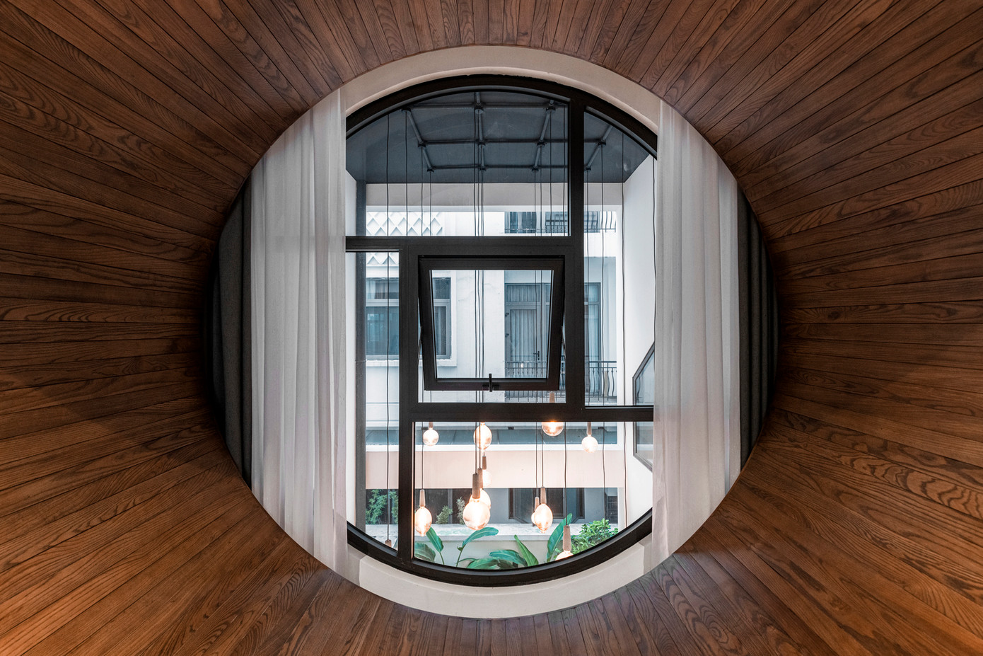 Cửa sổ phòng ngủ chính có hình sáng đặc biệt, như một đồng xu lớn. Cửa sổ phòng ngủ chính có hình sáng đặc biệt, như một đồng xu lớn.