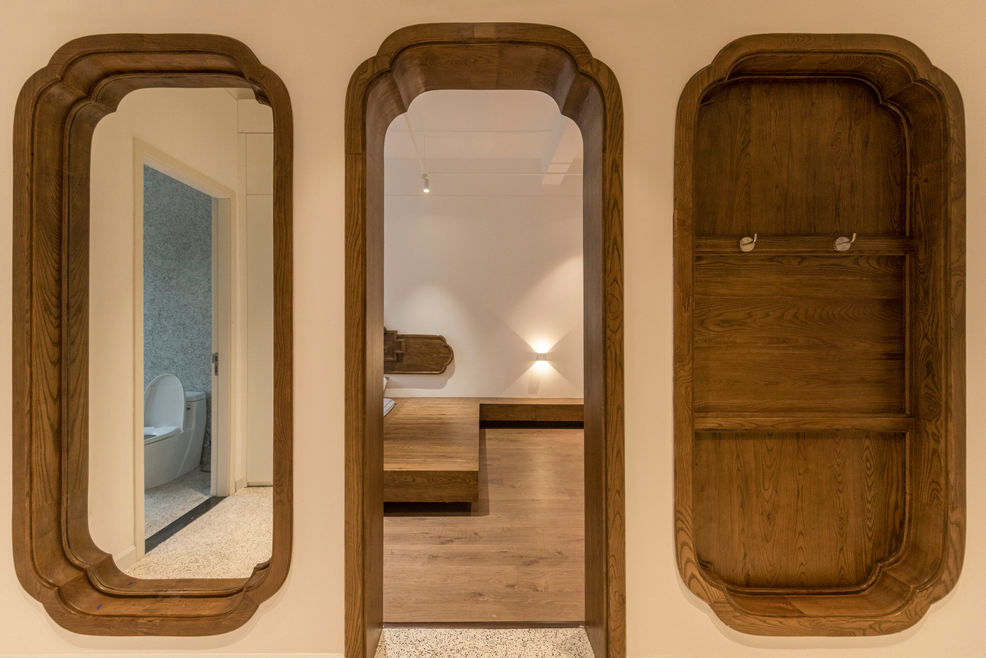 Cửa phòng ngủ được trang trí bằng gỗ nhưng không mang vẻ cứng nhắc, thô ráp. Cửa phòng ngủ được trang trí bằng gỗ nhưng không mang vẻ cứng nhắc, thô ráp.