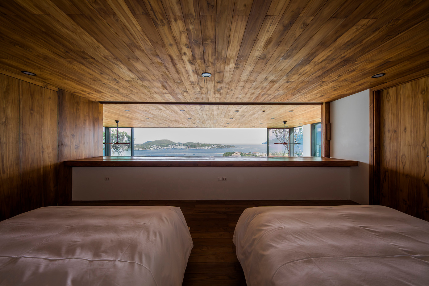 Ngôi nhà nằm trên một "bục" lớn để có đủ chiều cao thấy cảnh biển qua con phố và khu dân cư phía trước. Hồ bơi là vật thể nhô ra thêm, cao hơn sàn và có ba phía tràn nước. Nó trực tiếp kết nối với bức tranh cảnh biển và giảm thiểu tác động của môi trường gần đó.