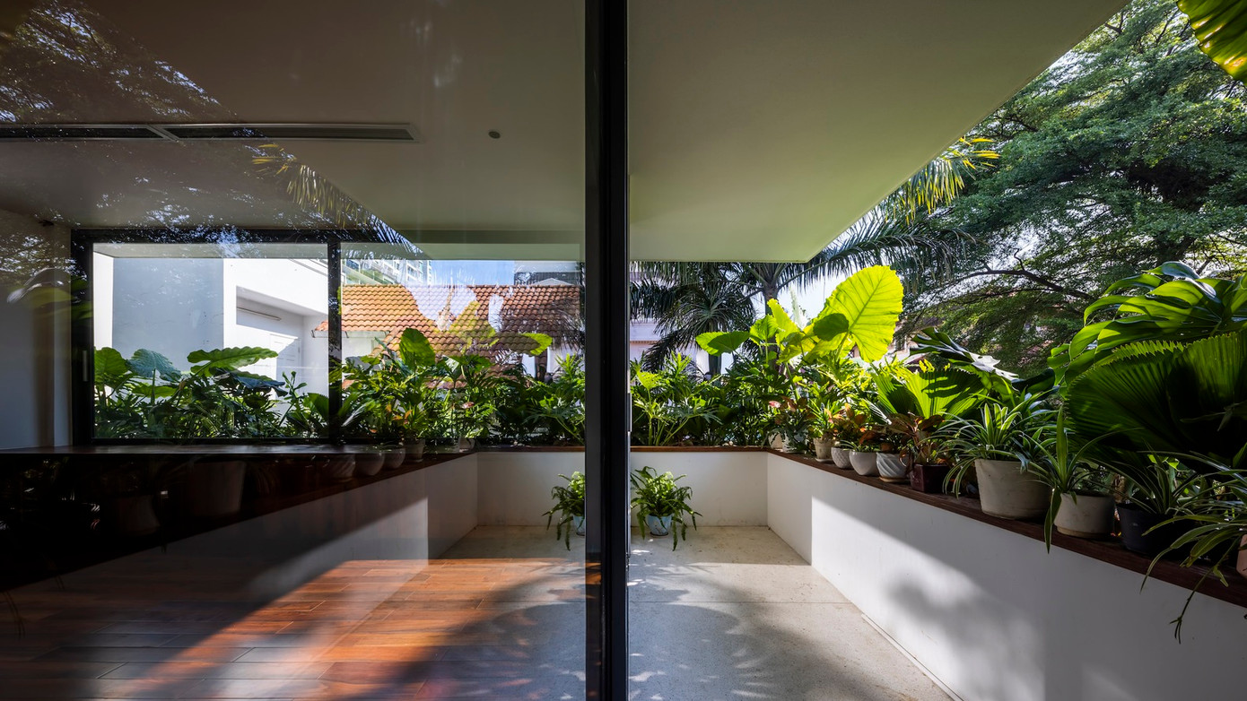 Tầng trệt là không gian sống, hồ bơi và vườn.