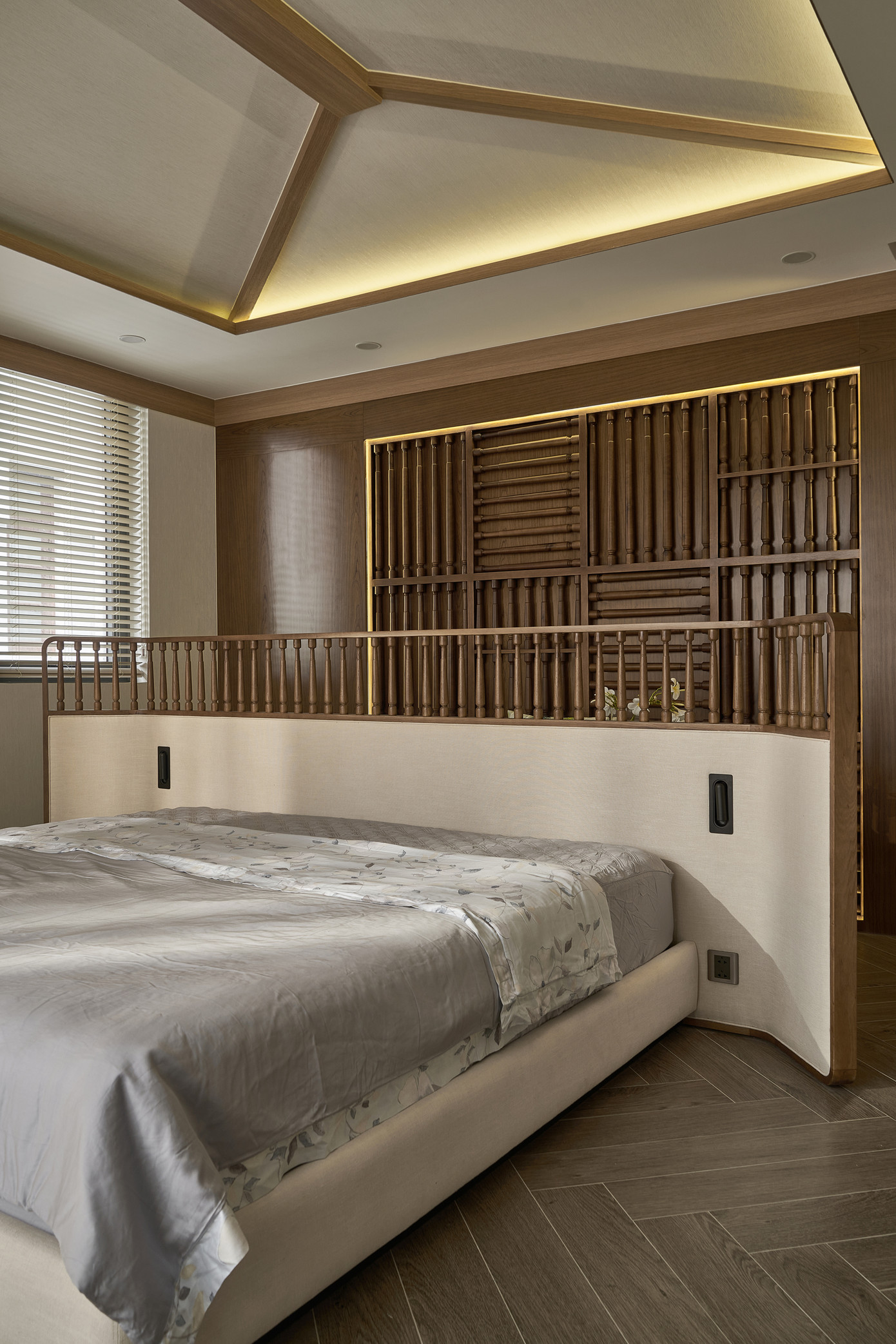 Phòng ngủ chính hiện đại, sử dụng vật liệu gỗ, giúp không gian sang trọng và ấn tượng. Phòng ngủ chính hiện đại, sử dụng vật liệu gỗ, giúp không gian sang trọng và ấn tượng.