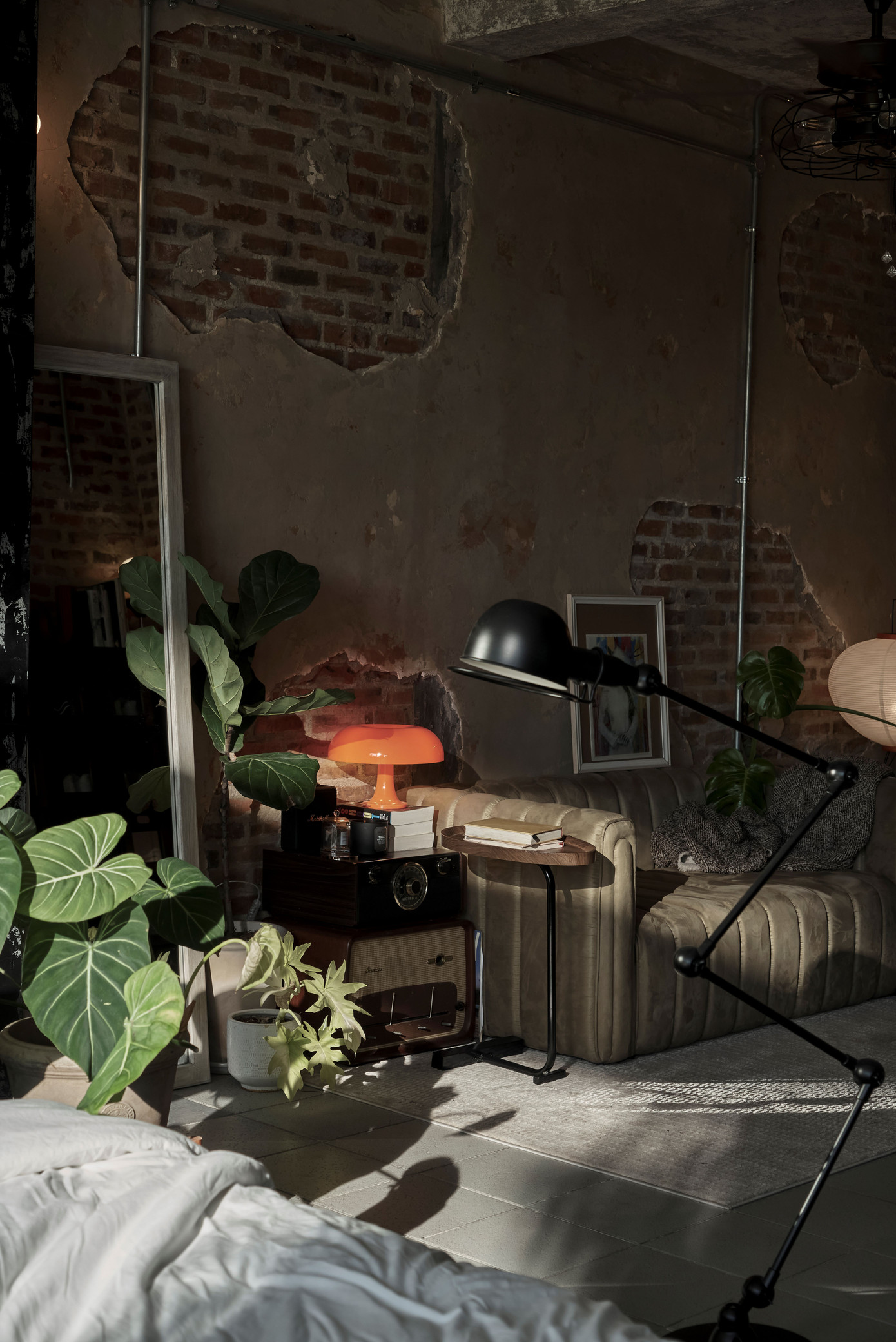 Những mảng tường bị bong tróc, lộ ra phần gạch đỏ bên trong được giữ nguyên như một điểm nhấn.