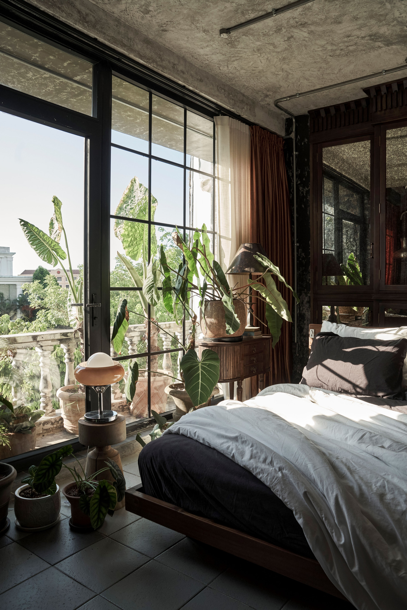 Cây xanh được bố trí từ ban công đến phòng ngủ, khiến không gian thêm trong lành.