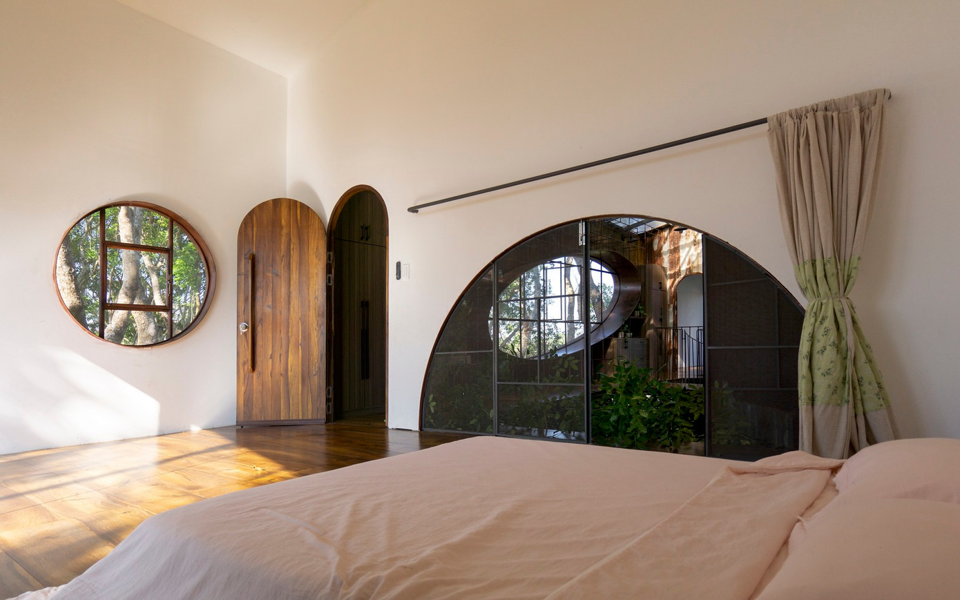 Những vật liệu nhuốm màu thời gian khiến căn nhà mang vẻ mộc mạc, xưa cũ. Đồng thời, nó cũng có sự thoải mái, linh hoạt, riêng tư, và hấp dẫn như những tòa nhà khác. Những vật liệu nhuốm màu thời gian khiến căn nhà mang vẻ mộc mạc, xưa cũ. Đồng thời, nó cũng có sự thoải mái, linh hoạt, riêng tư, và hấp dẫn như những tòa nhà khác.