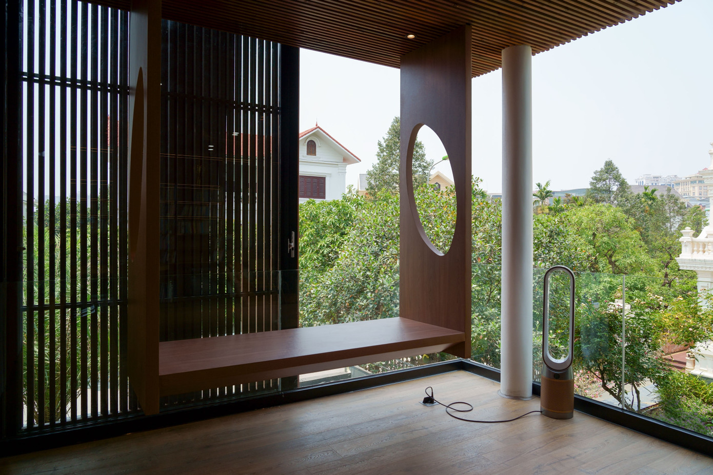 Cửa kính được bố trí để tận dụng ánh sáng cho ngôi nhà.