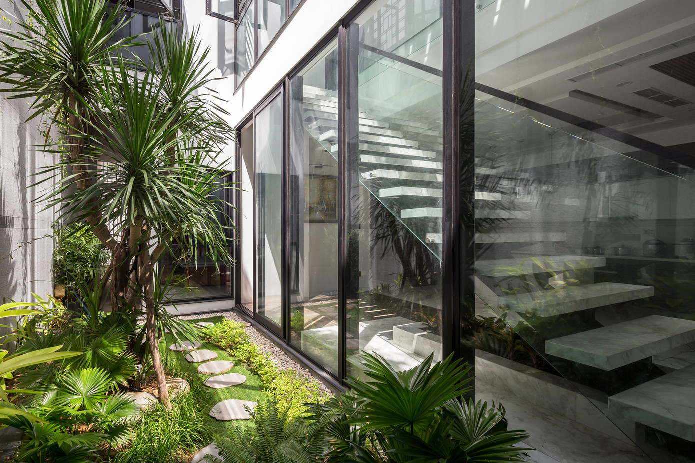 Từ ý tưởng tạo nên không gian xanh hòa hợp với thiên nhiên, toàn bộ tòa nhà có thiết kế mở, có nhiều cây, và tận dụng ánh sáng tự nhiên ngoài trời. Tuy nhiên, như đa số nhà phố "dạng ống" ở Việt Nam, căn nhà này chỉ có một phía mở.