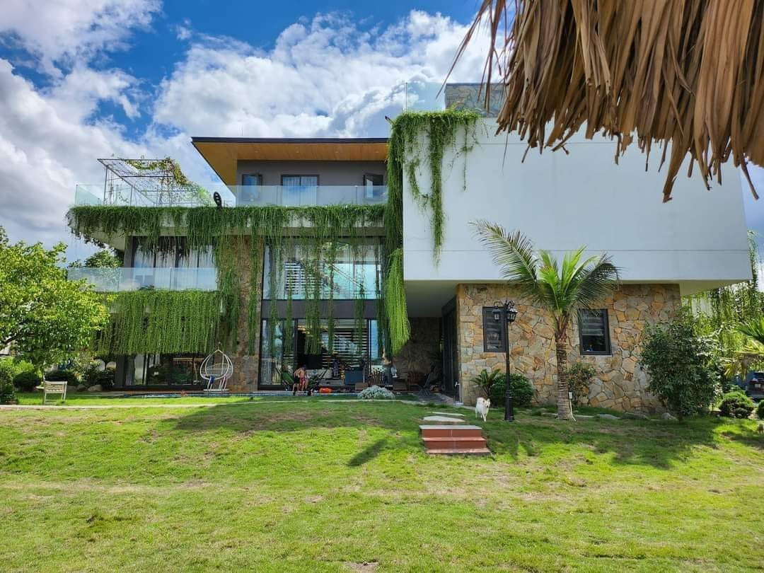 Căn biệt thự sử dụng hệ cửa kính thay cho tường gạch. Căn biệt thự sử dụng hệ cửa kính thay cho tường gạch.