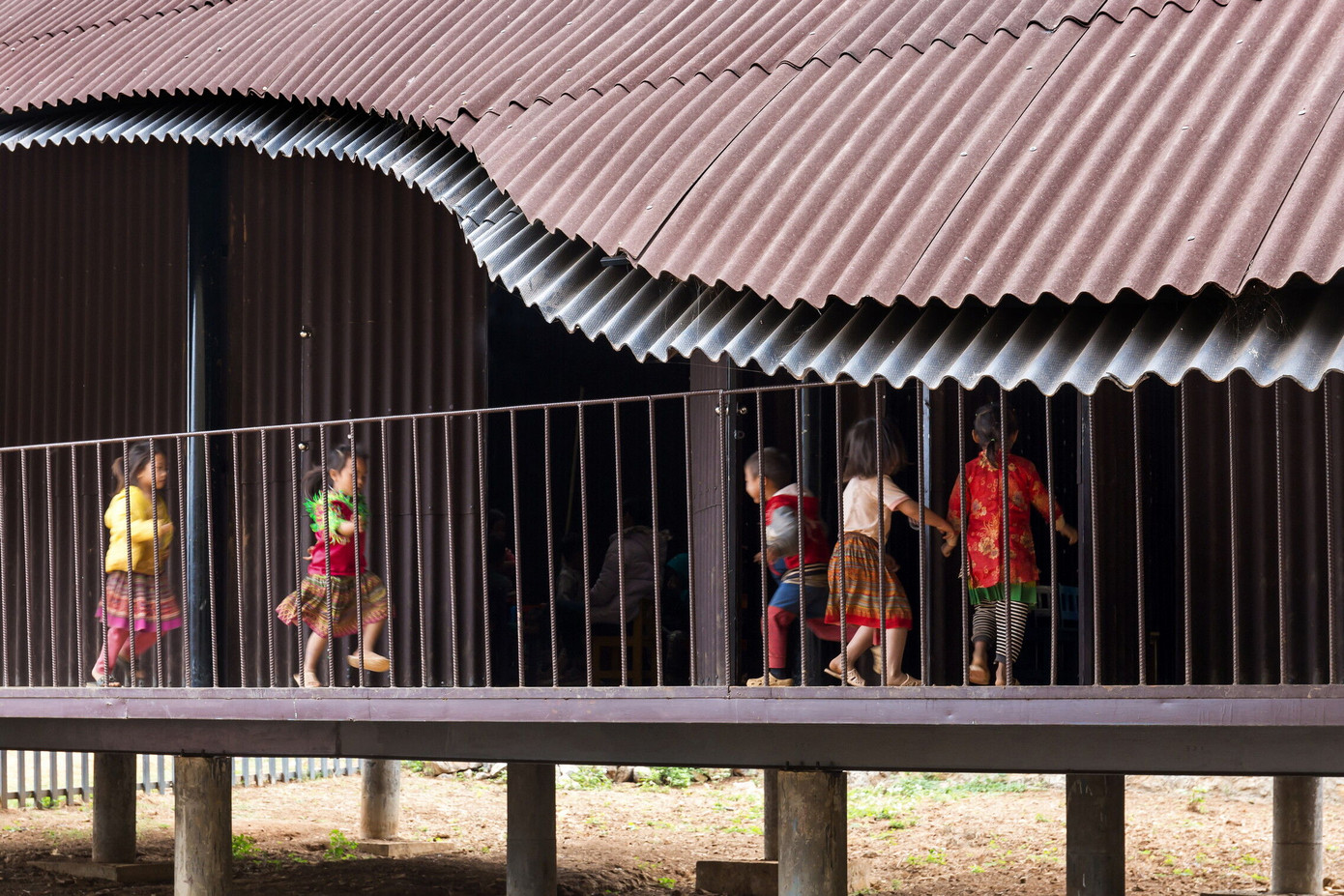 Trẻ em vui chơi ở sân trước của trường.