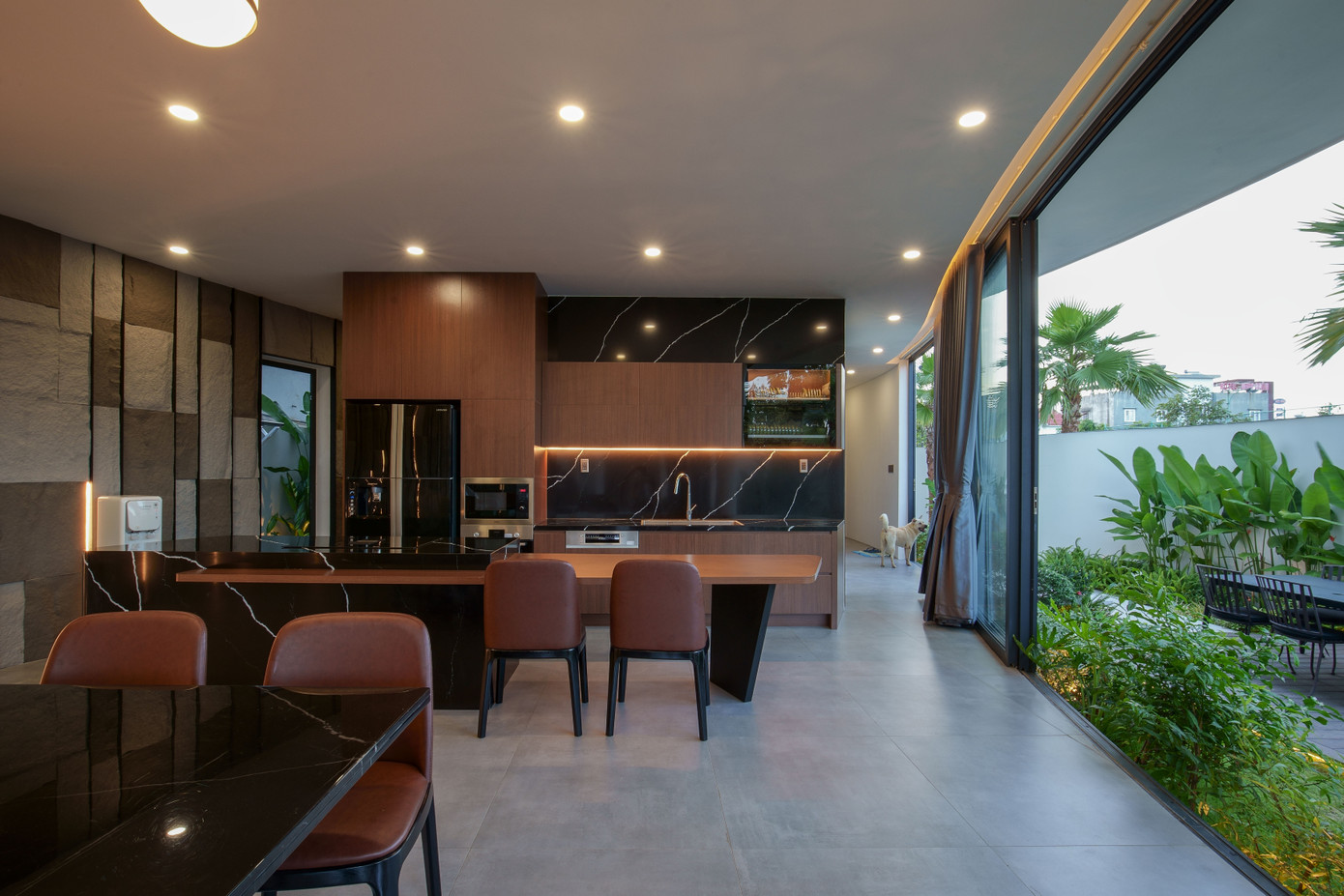 Phòng khách, bếp ăn không có vách ngăn, giúp kết nối không gian với nhau. Phòng khách, bếp ăn không có vách ngăn, giúp kết nối không gian với nhau.