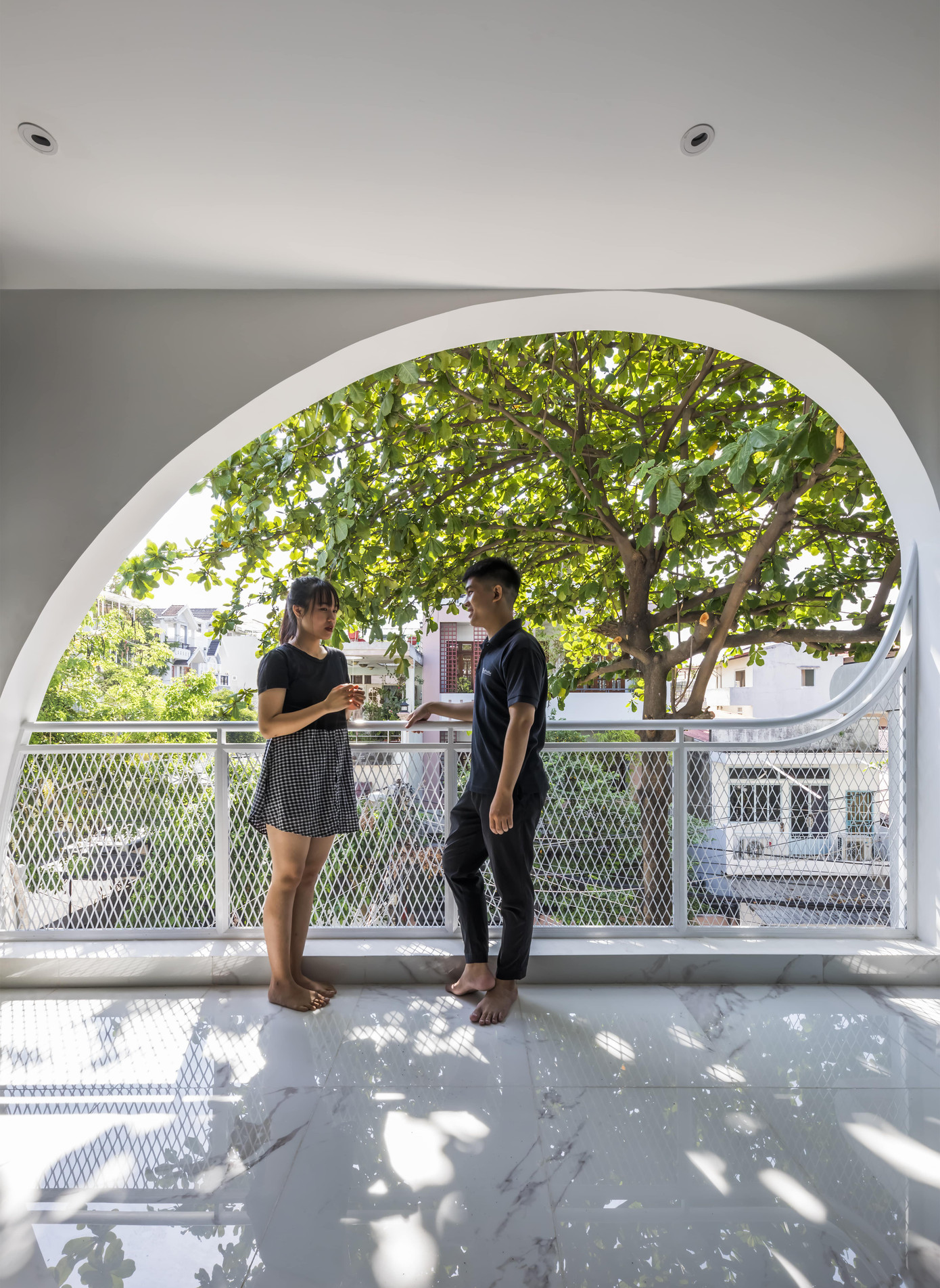 Đường cong thú vị ở mặt tiền tạo thành không gian trò chuyện.