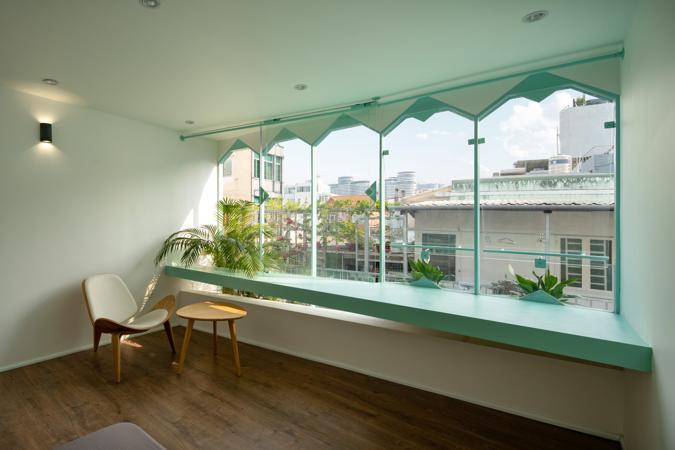 Ngôi nhà có một không gian nhỏ dành cho việc thư giãn như đọc sách, vẽ tranh... Ngôi nhà có một không gian nhỏ dành cho việc thư giãn như đọc sách, vẽ tranh...