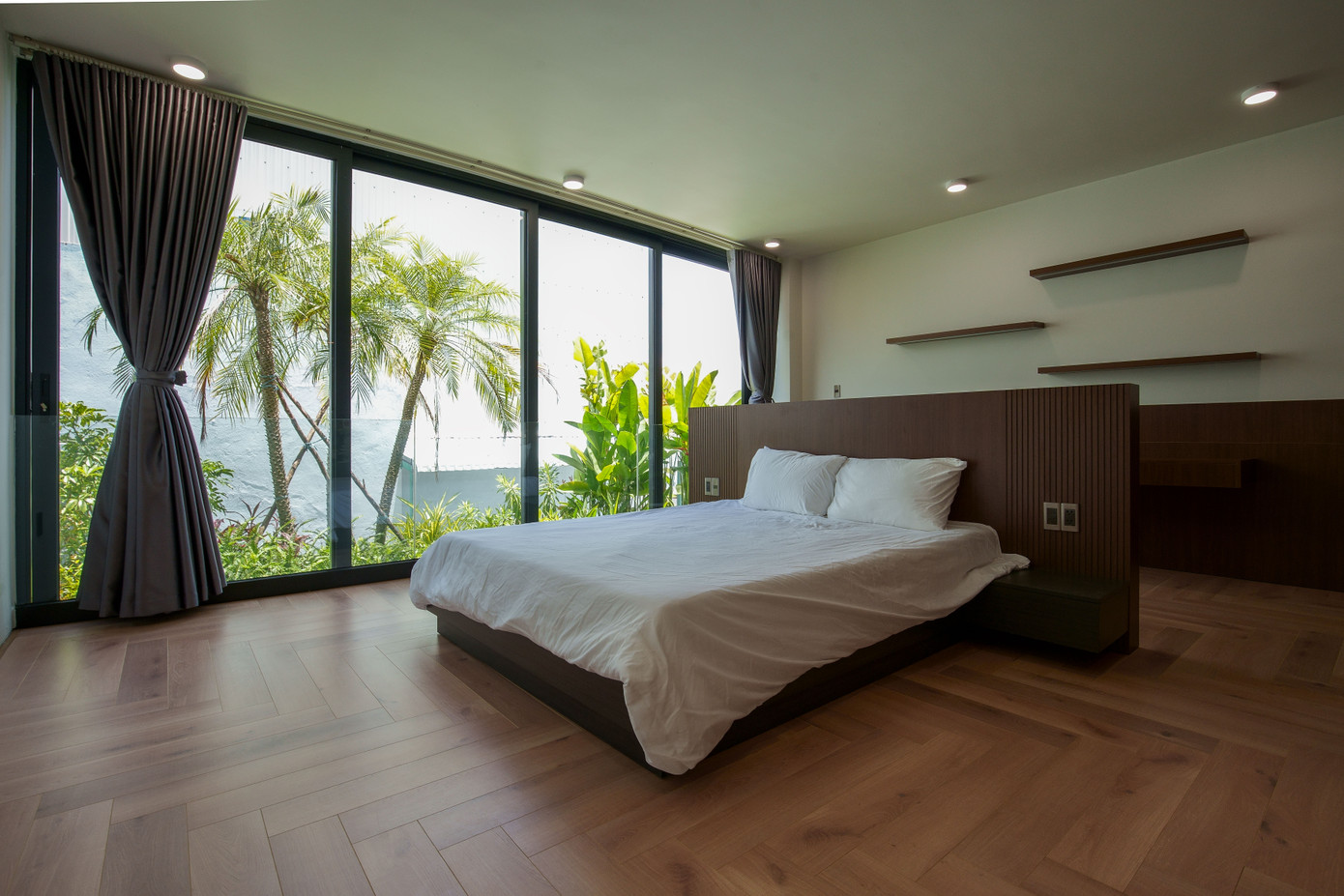 Không gian phòng ngủ hướng ra vườn, giúp lấy ánh sáng tự nhiên. Không gian phòng ngủ hướng ra vườn, giúp lấy ánh sáng tự nhiên.