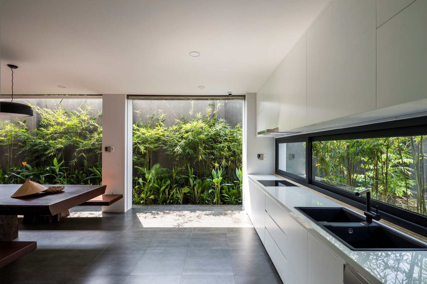 Phòng bếp và bàn ăn rộng rãi, có thể phục vụ nhiều người.