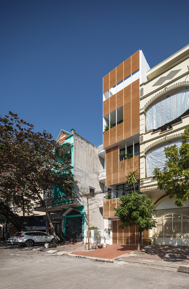 Lựa chọn xây dựng và hoàn thiện bên trong với những chất liệu có sẵn quen thuộc và giá cả hợp lý, kết hợp với màu trắng sáng và màu gỗ sáng để tạo nên một cảm giác mở, dễ chịu là định hướng thống nhất trong quá trình thiết kế.