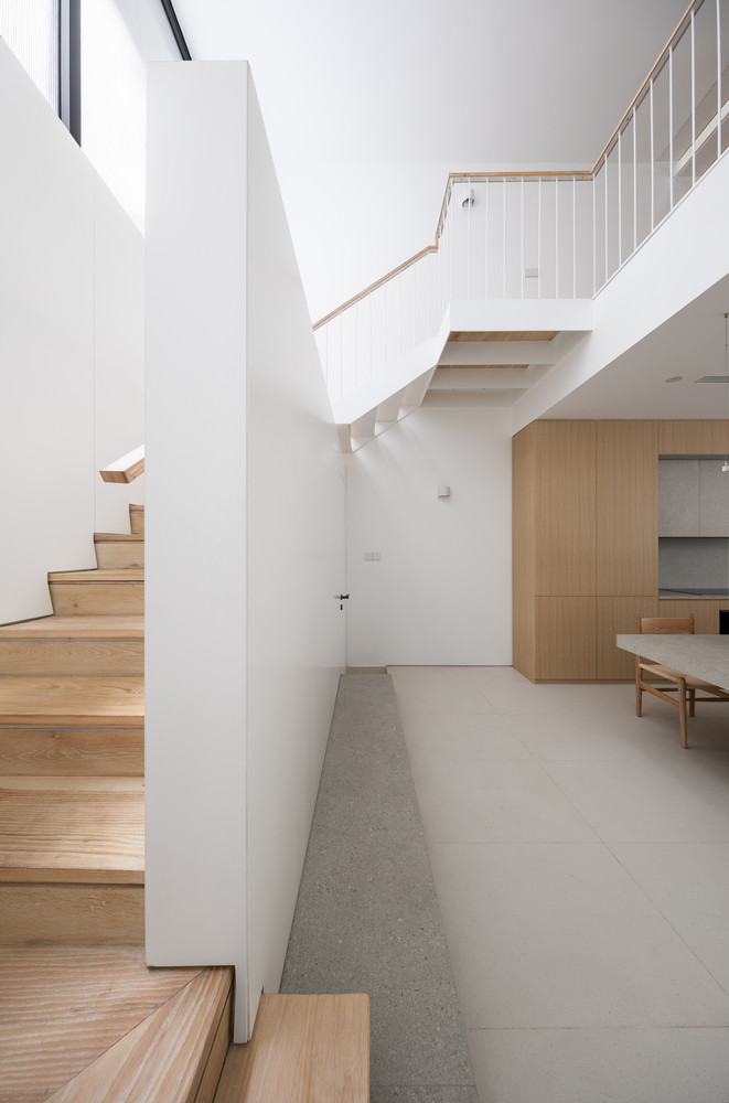 Việc bố trí thư viện ở tầng 3, khi trung tâm của căn nhà được bao quanh bởi các phòng ngủ riêng rẽ, tăng sự tương tác giữa các thành viên trong gia đình.