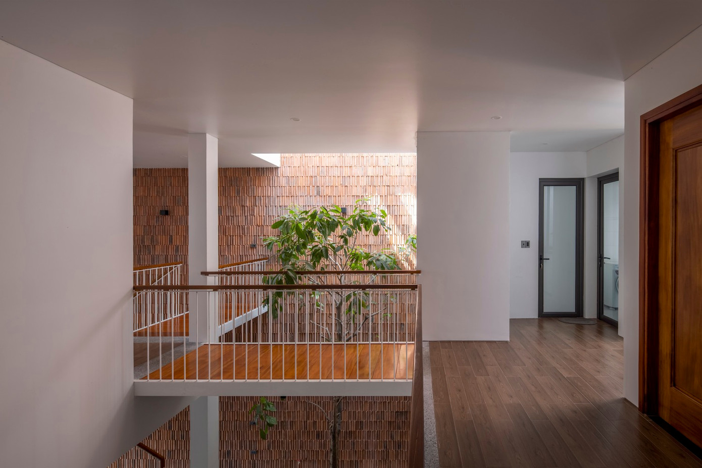 Nhà thiết kế đề xuất giảm diện tích xây dựng để tạo ra nhiều không gian hơn. Từ đây, căn nhà có nhiều vườn và không gian trống, tối đa hóa sự gắn kết giữa các thành viên sống bên trong.