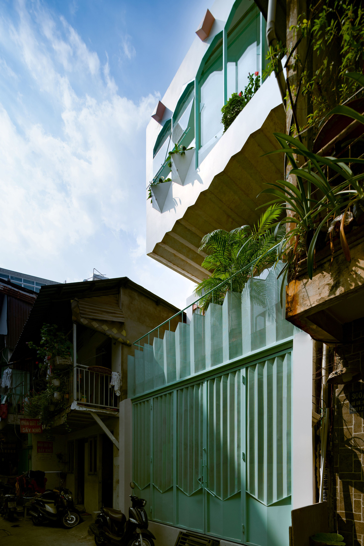 Cổng màu xanh khiến ngôi nhà nổi bật, tạo không gian tươi mới, hòa hợp với thiên nhiên. Cổng màu xanh khiến ngôi nhà nổi bật, tạo không gian tươi mới, hòa hợp với thiên nhiên.