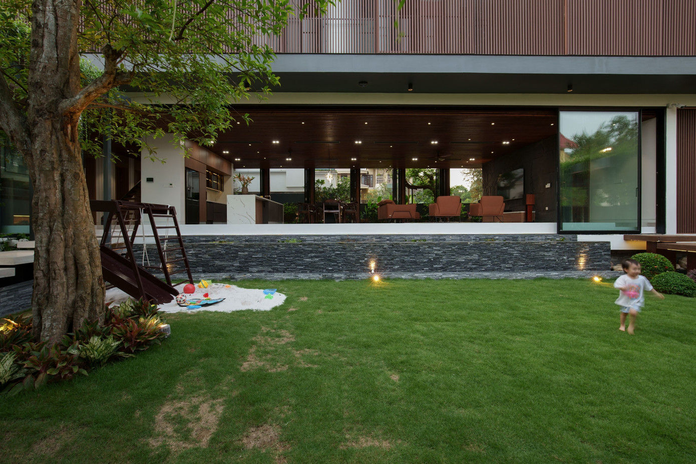 Không gian cho khu vực sinh hoạt chung và khu vườn ở tầng trệt rộng rãi hơn.