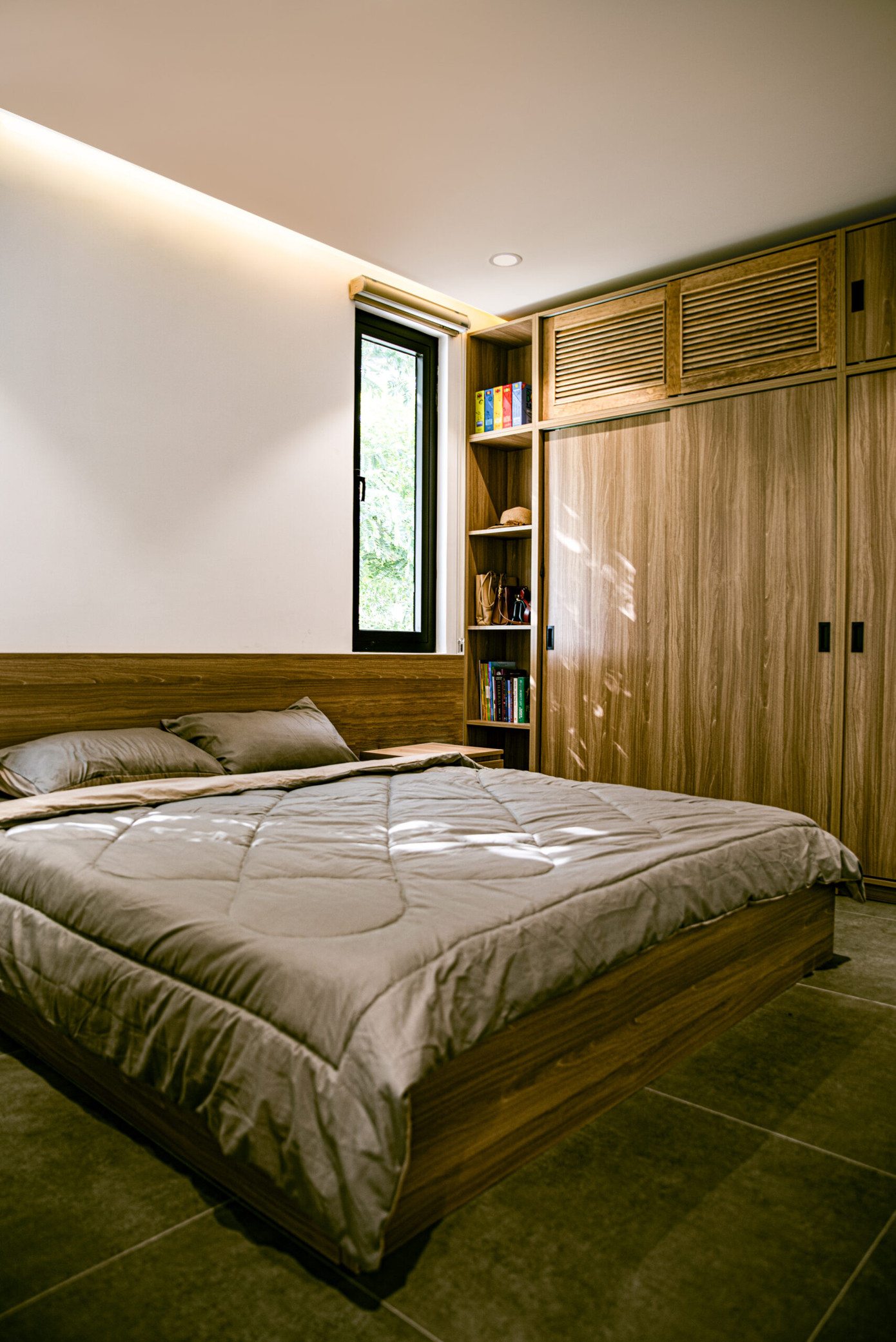 Phòng ngủ không có những phụ kiện trang trí rườm rà.