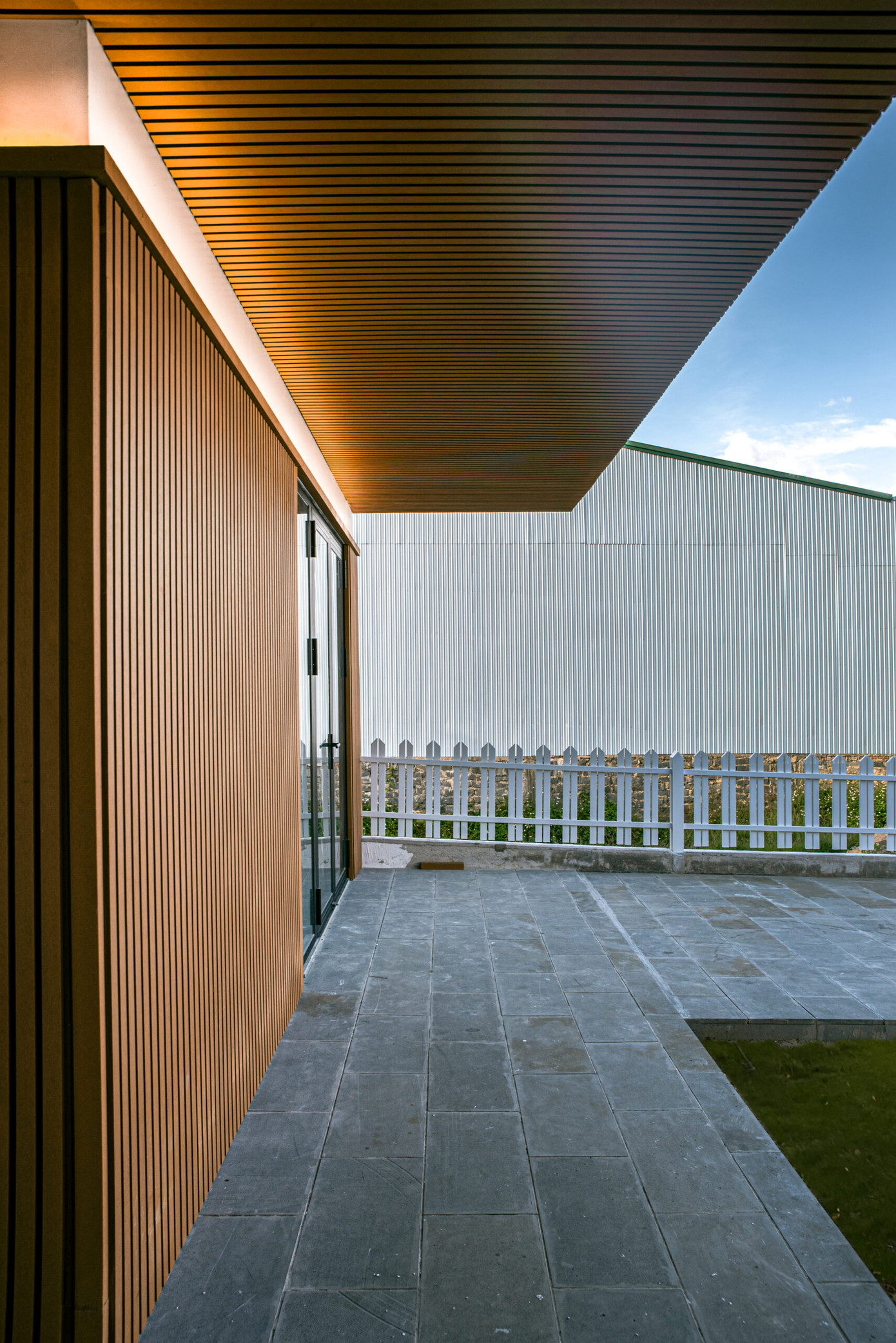 Ngôi nhà mang lại cảm giác yên bình, thân thuộc cho gia chủ.