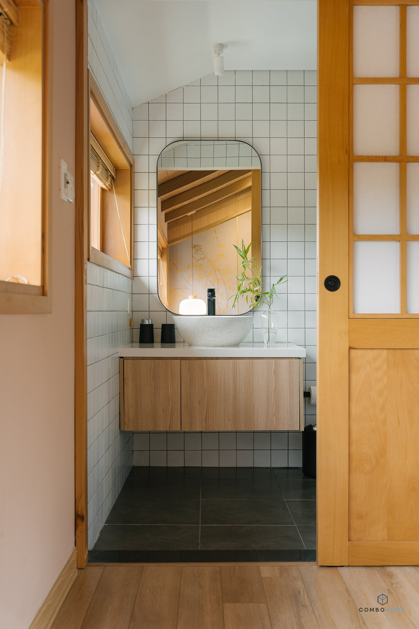 Riêng khu vực nhà vệ sinh và tắm được chăm chút kỹ lưỡng hơn, tương đồng với kiến trúc Nhật Bản, đây là không gian để con người cởi bỏ mọi gánh nặng, thật sự thư giãn và được gột rửa để trở về chính mình.