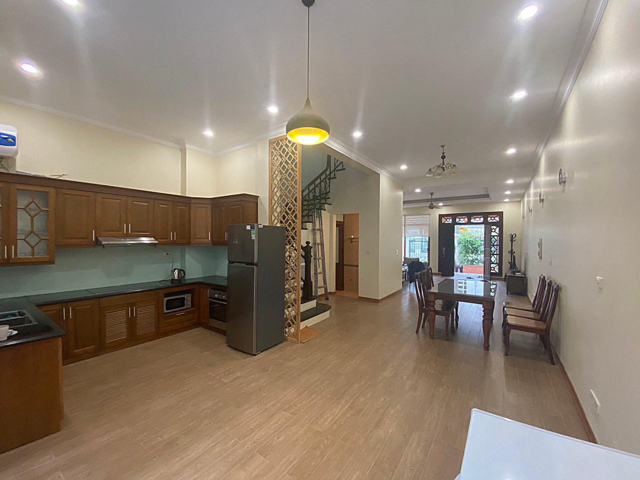 Nhiều người dùng đòn bẩy tài chính để kinh doanh, nay phải trả nợ ngân hàng nên bán tháo biệt thự hạng sang. Ảnh: Nhân vật cung cấp.