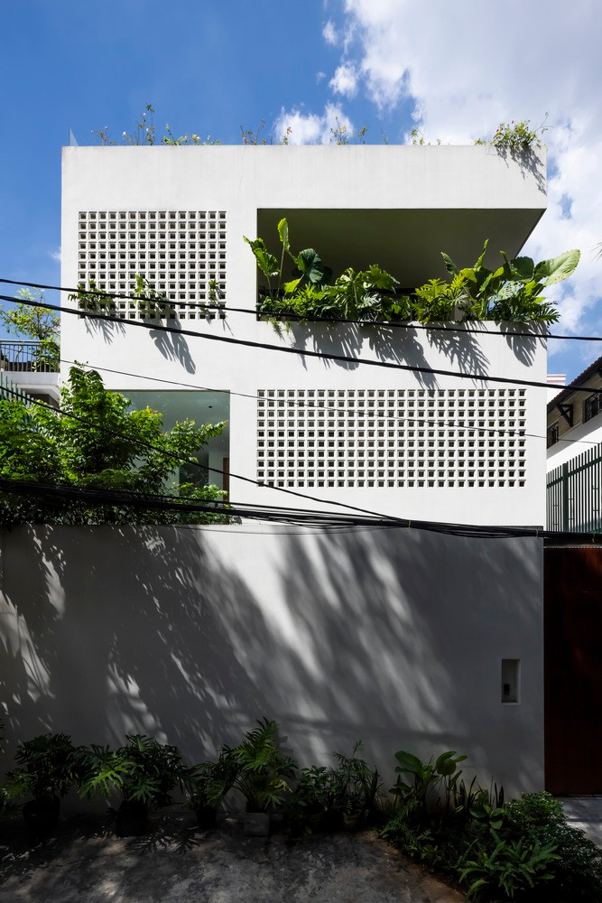 Ngôi nhà được cải tạo từ một căn biệt thự cũ, không gian sống thiếu vắng sự gắn kết của một gia đình Việt.