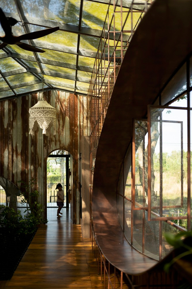 Những vật liệu cũ khiến ngôi nhà mang vẻ mộc mạc, thôn quê, kết hợp với không gian bên trong đơn giản và đầy ánh sáng, trở thành nơi hội tụ của ánh mặt trời, gió và cây. Trẻ em trong nhà có thể tùy ý chơi đùa, chạy nhảy, leo trèo, thậm chí trườn, bò, tùy sở thích. Những vật liệu cũ khiến ngôi nhà mang vẻ mộc mạc, thôn quê, kết hợp với không gian bên trong đơn giản và đầy ánh sáng, trở thành nơi hội tụ của ánh mặt trời, gió và cây. Trẻ em trong nhà có thể tùy ý chơi đùa, chạy nhảy, leo trèo, thậm chí trườn, bò, tùy sở thích.