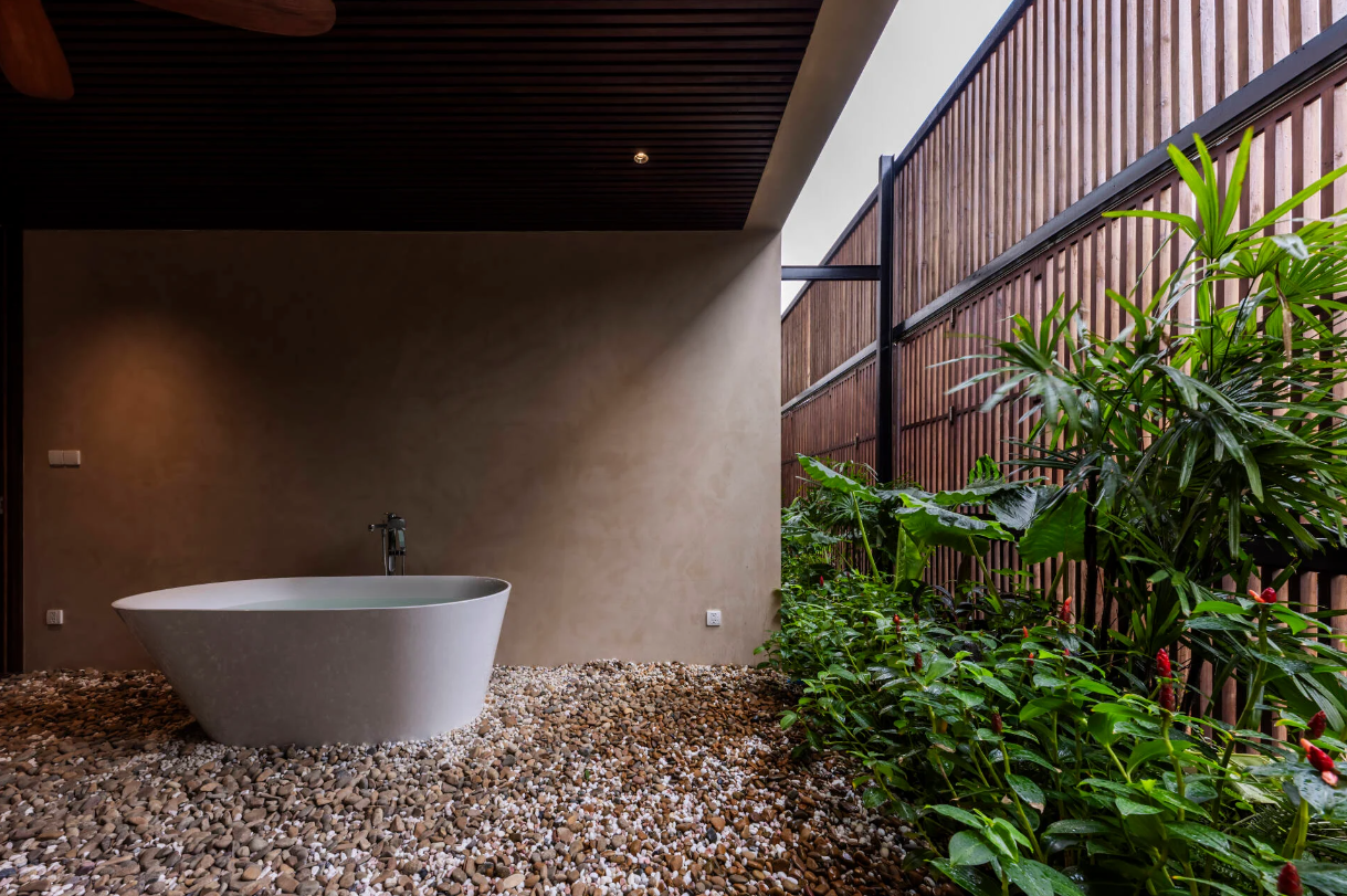 Bồn tắm bán ngoài trời là một trong những chi tiết thiết kế ấn tượng nhất của ngôi nhà.