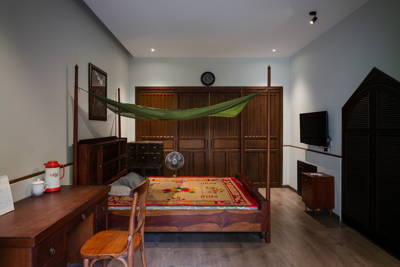 Phòng ngủ ông bà với các vật dụng thân quen