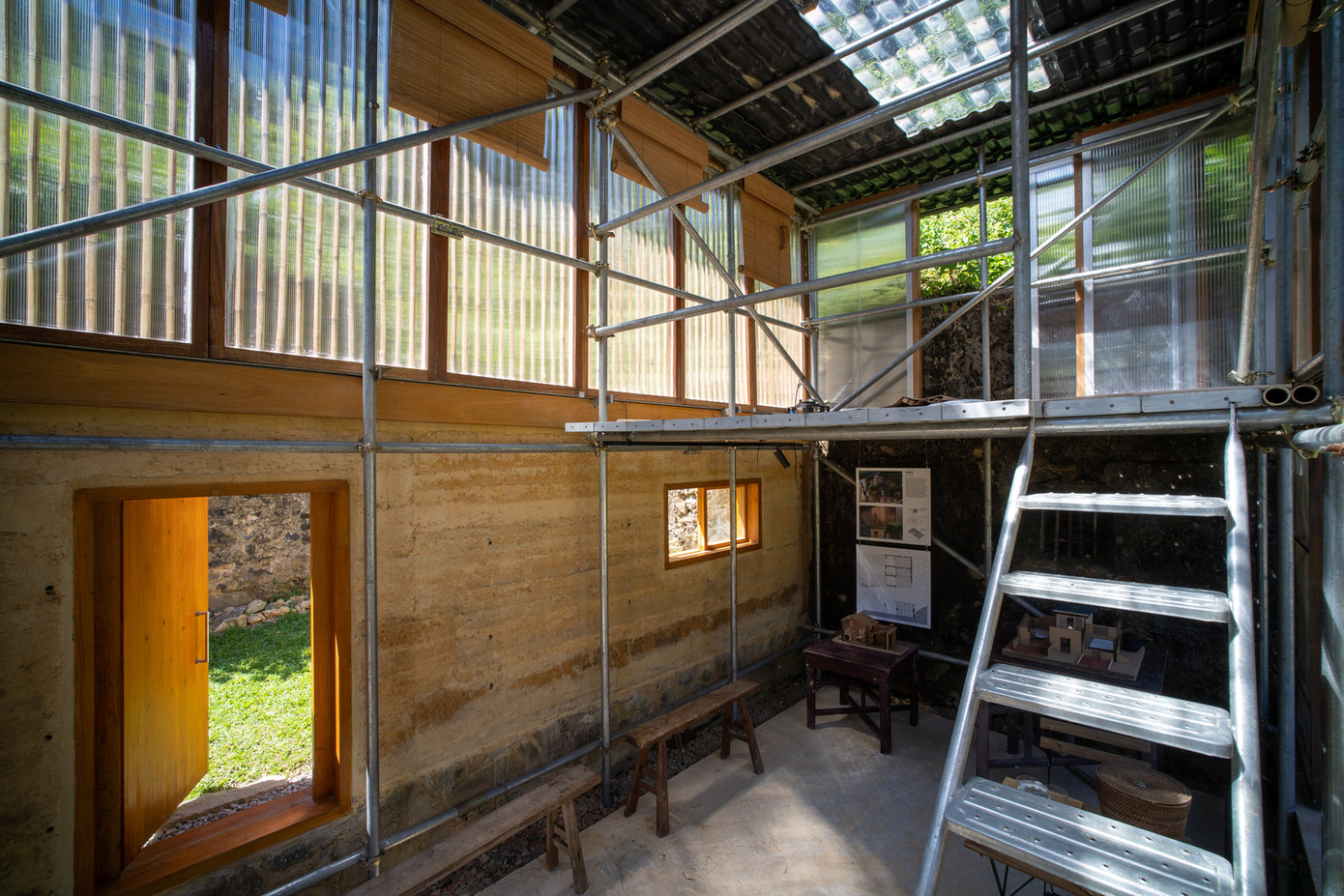 Ngôi làng thuộc cụm làng nông nghiệp ở Sha Tau Kok. Một nửa ngôi làng đã bị chôn vùi. Dẫu vậy, cảnh quan nơi đây vẫn rõ nét với những ngôi nhà nối tiếp nhau, rừng phong thủy, và ruộng bậc thang.